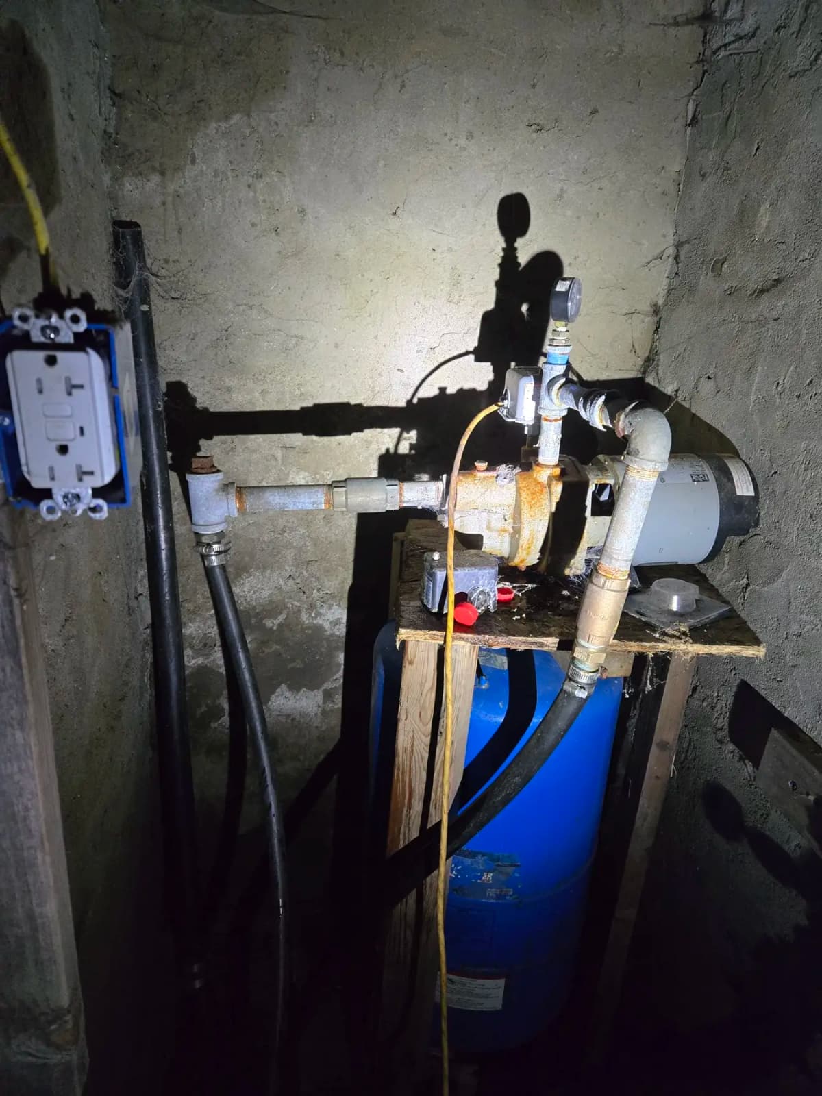 Well pump and pressure tank system